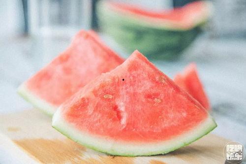 长沙女子吃瓜,引发网友热议