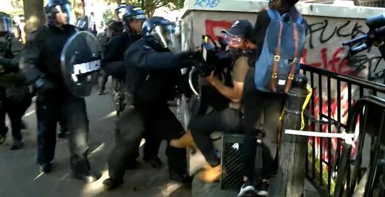 中国警察记者吃瓜