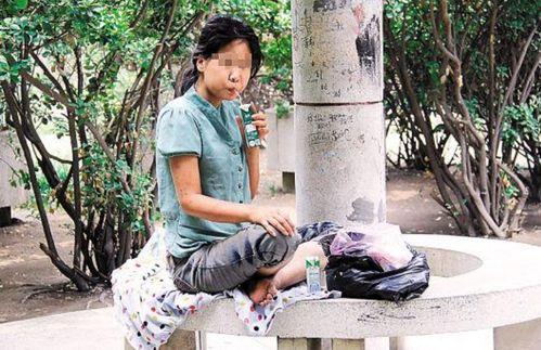 流浪女吃烂瓜,揭示城市边缘的生存困境