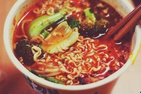 瓜友们吃泡面,瓜友们的美食盛宴